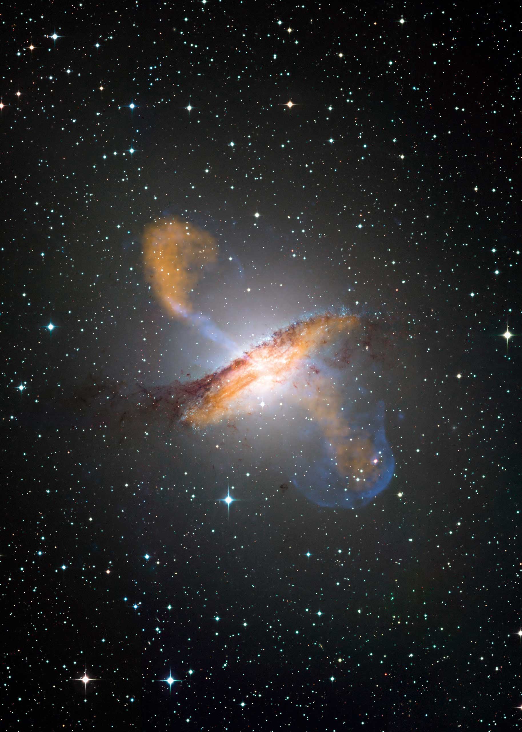 S. 158 © ESO Die Radiogalaxie Centaurus A am Südhimmel im Abstand von 12 Millionen Lichtjahren. Der Jet in diagonaler Richtung kommt von einem Schwarzen Loch mit einer Masse von 50 Millionen Sonnen. Dies ist eine Kompositionsaufnahme aus Submillimeter-Wellen, Röntgenstrahlen und optischem Licht